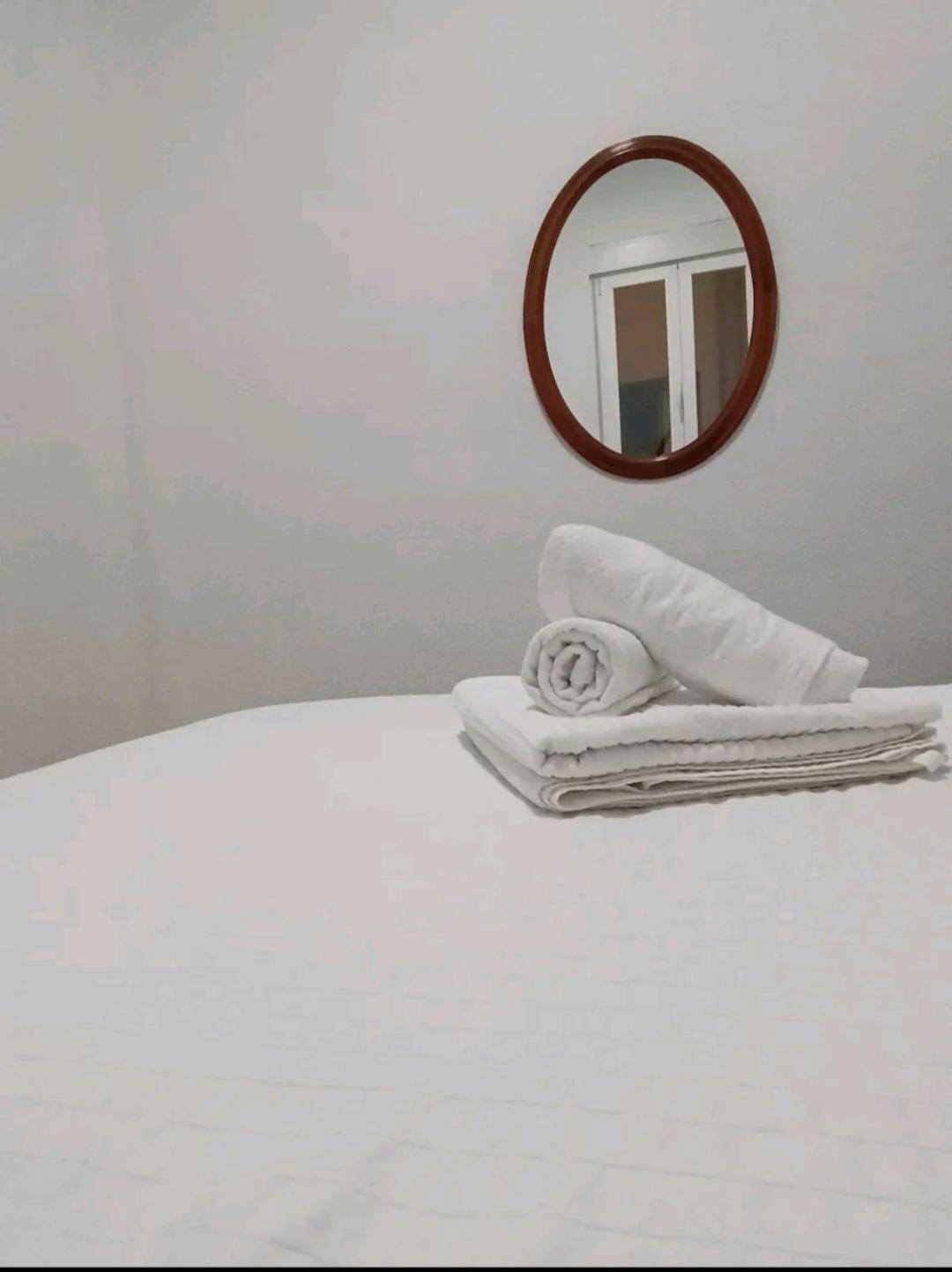 Comoda Habitacion Мадрид Екстериор снимка